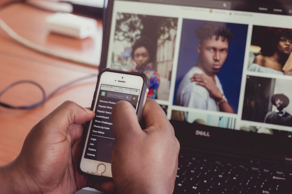 Personne anxieuse cherchant ses symptomes sur son telephone