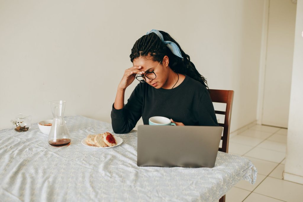 Femme seule et préoccupée, le regard tourné vers l’extérieur