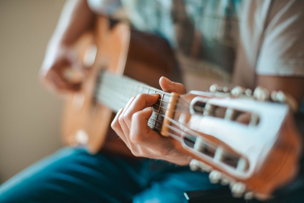 La guitare, un instrument portable et gratifiant