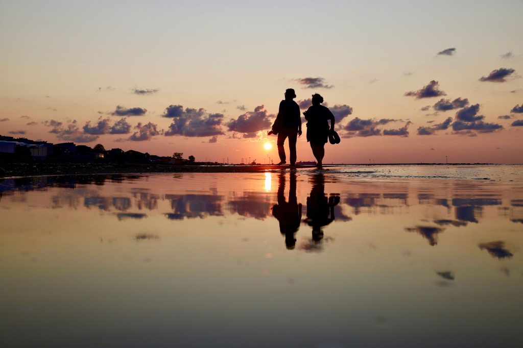 Silhouette d’un couple séparé au coucher du soleil après une rupture