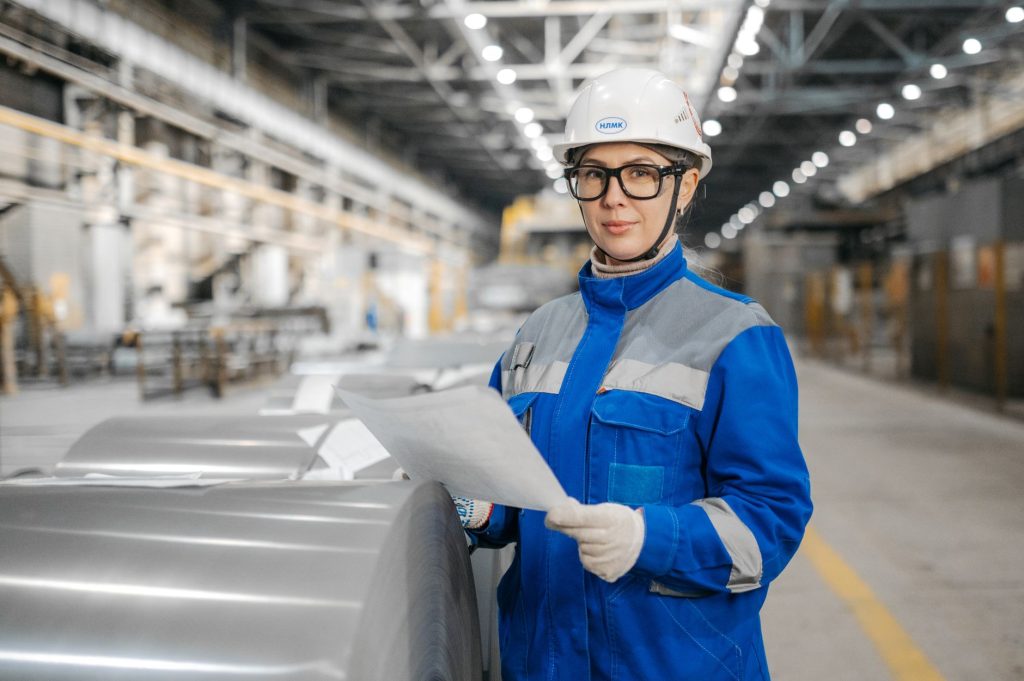 Contrôle qualité en atelier industriel, un des principaux métiers en Q