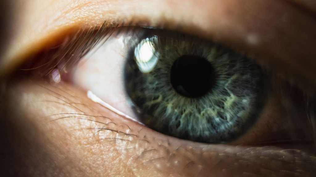 Gros plan sur un œil humain, siège de la perception visuelle consciente et non consciente