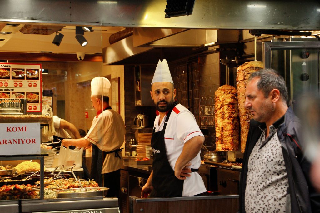 Préparation d’un kébab derrière le comptoir d’un restaurant