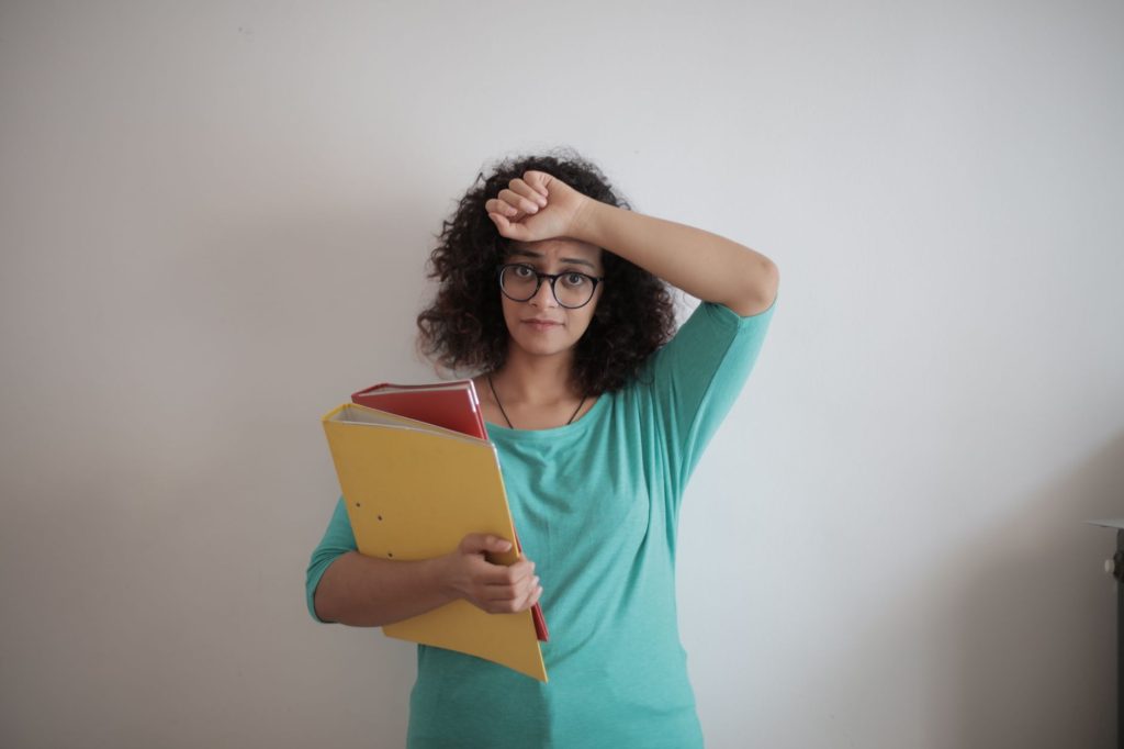 Adulte fatigué et débordé par le stress, déclencheur possible de régression