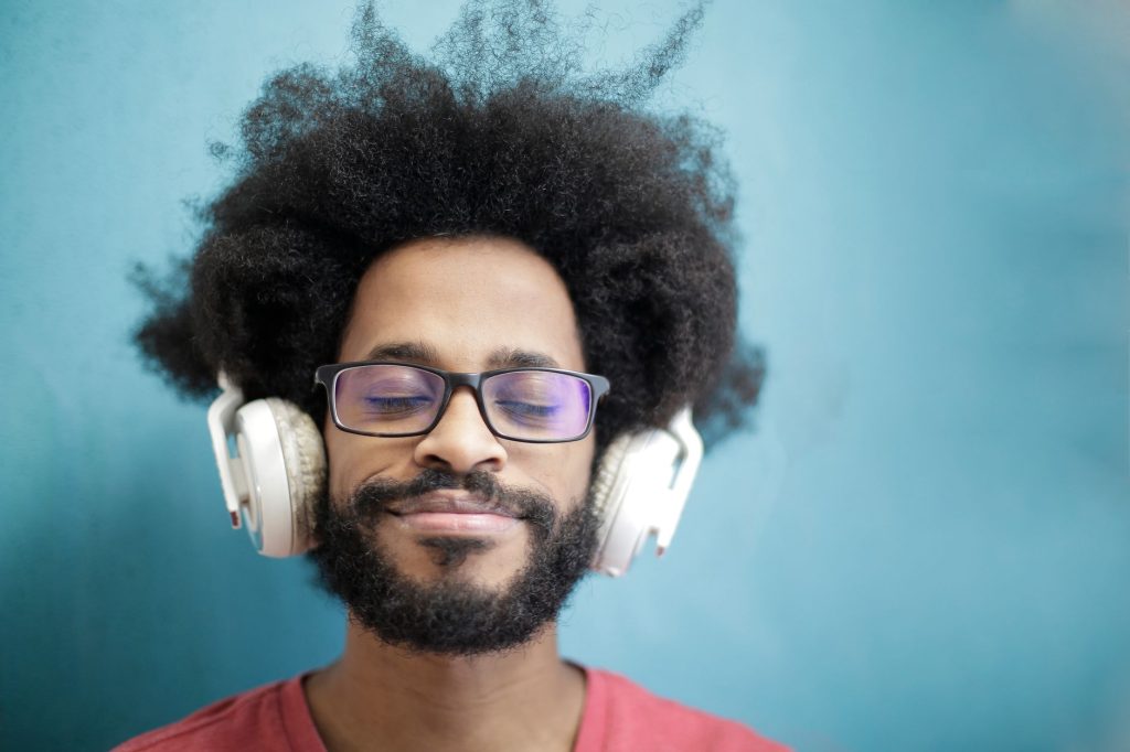 Une personne écoute de la musique au casque, les yeux fermés