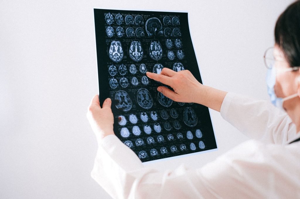 Chercheuse observant des images d’activité cérébrale en laboratoire de neurosciences