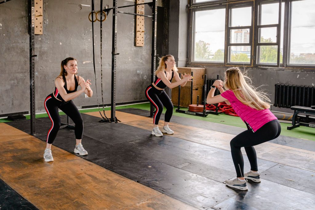 Femme executant une variante de fente lors d une seance de sport