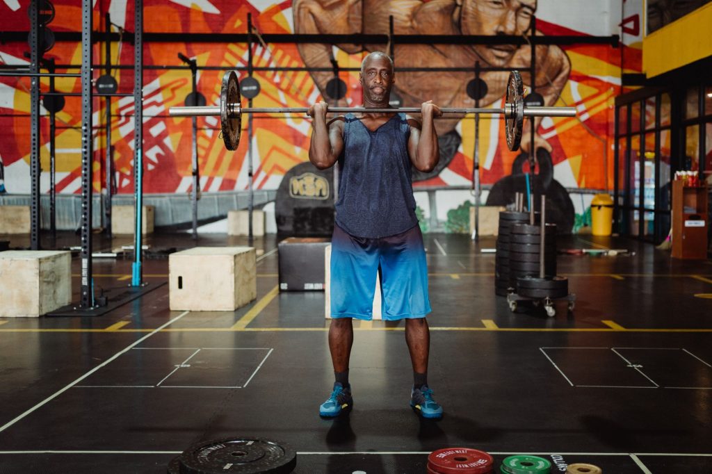 Athlete de CrossFit soulevant une barre lors d un entrainement