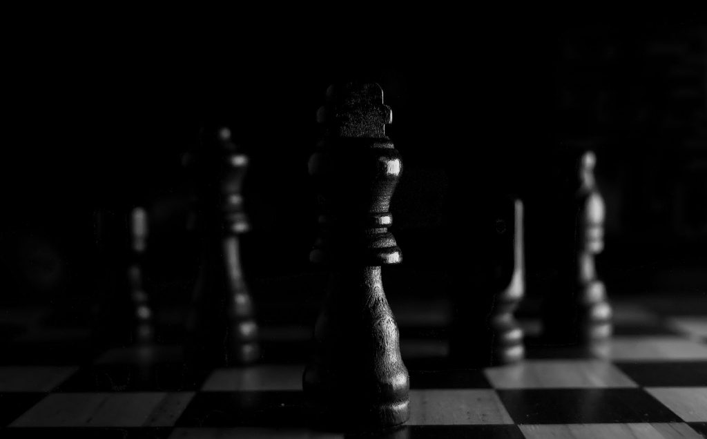 Roi et pièces d'échecs symbolisant la stratégie et la quête de pouvoir