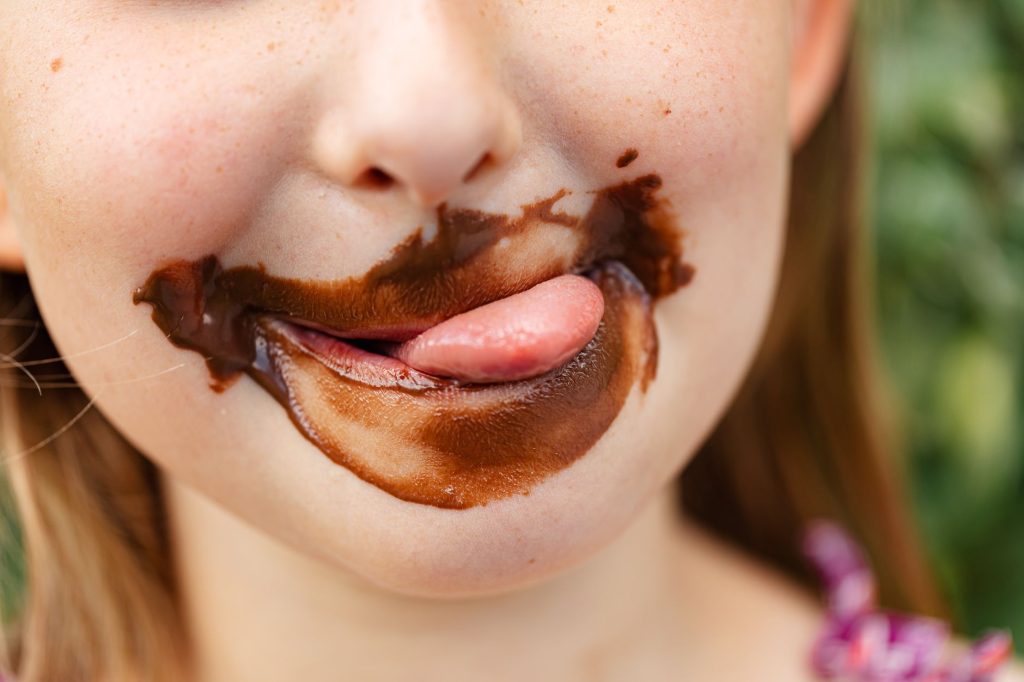 Une personne savoure une bouchée de dessert, les yeux clos