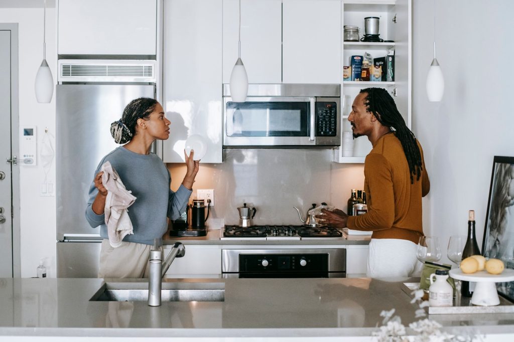 Couple en pleine discussion tendue dans une cuisine