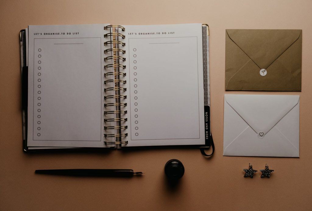 Liste de tâches et agenda posés sur un bureau pour organiser sa journée
