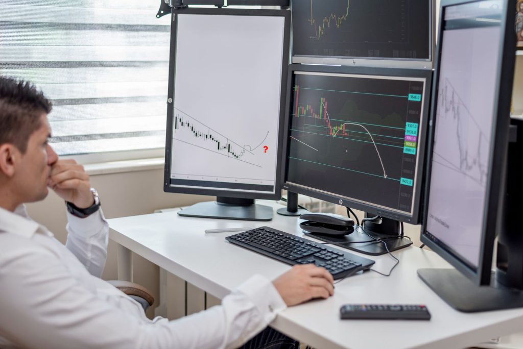 Analyste quantitatif devant des graphiques de marchés financiers