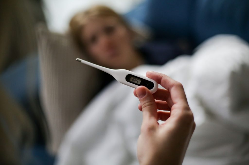 Personne malade au repos chez elle, la veille d'un arrêt de travail