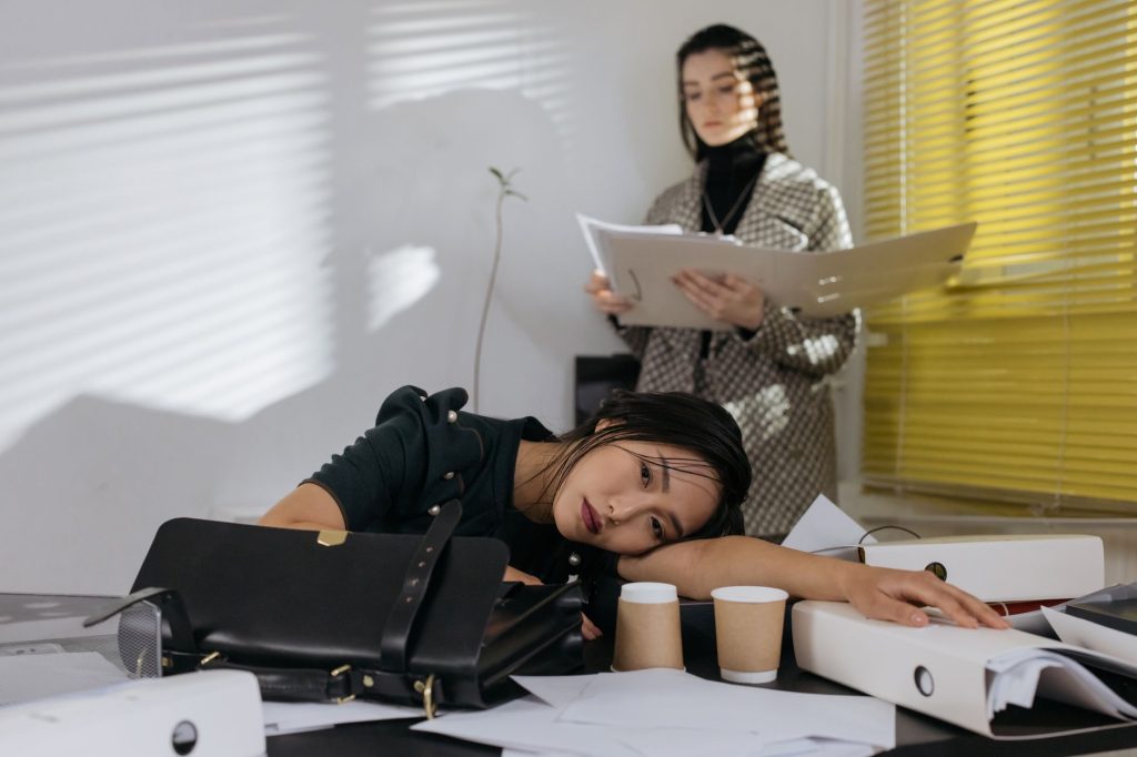 Salarié fatigué à son bureau, signal d'alerte avant l'arrêt de travail