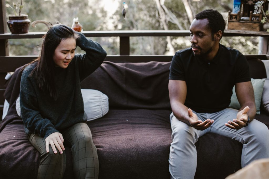 Un homme et une femme assis face à face qui reprennent le dialogue au calme