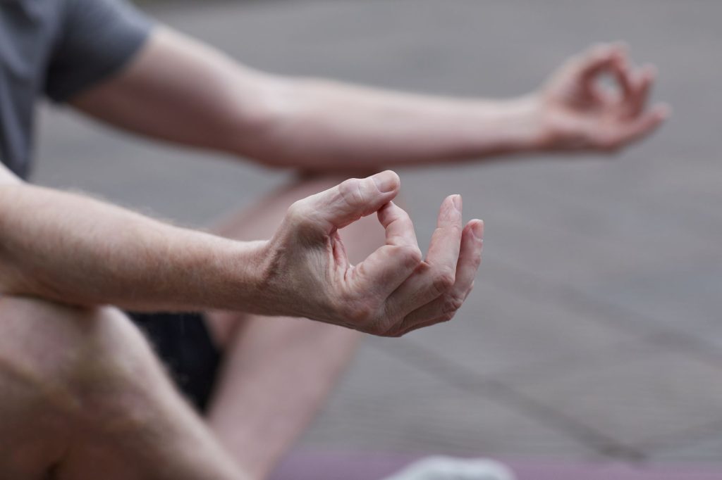 Personne pratiquant la respiration et la pleine conscience pour apaiser le stress