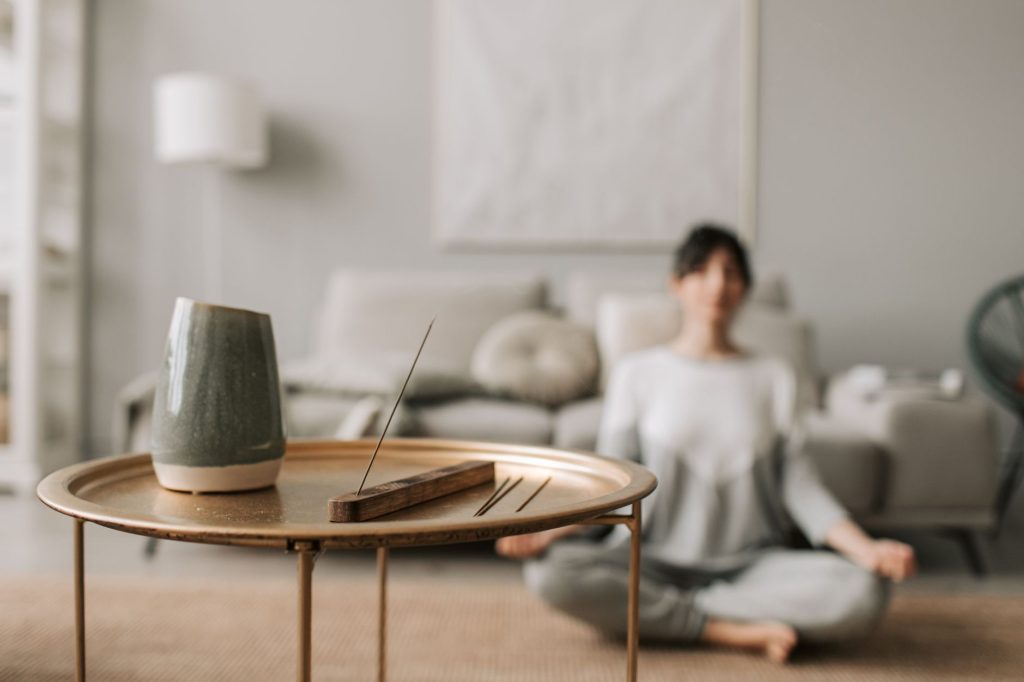 Femme pratiquant la meditation et la respiration pour apaiser son anxiete