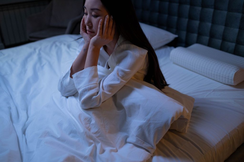 Personne éveillée dans son lit la nuit
