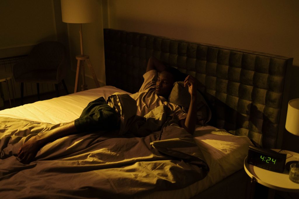 Personne éveillée allongée dans son lit la nuit, incapable de bouger