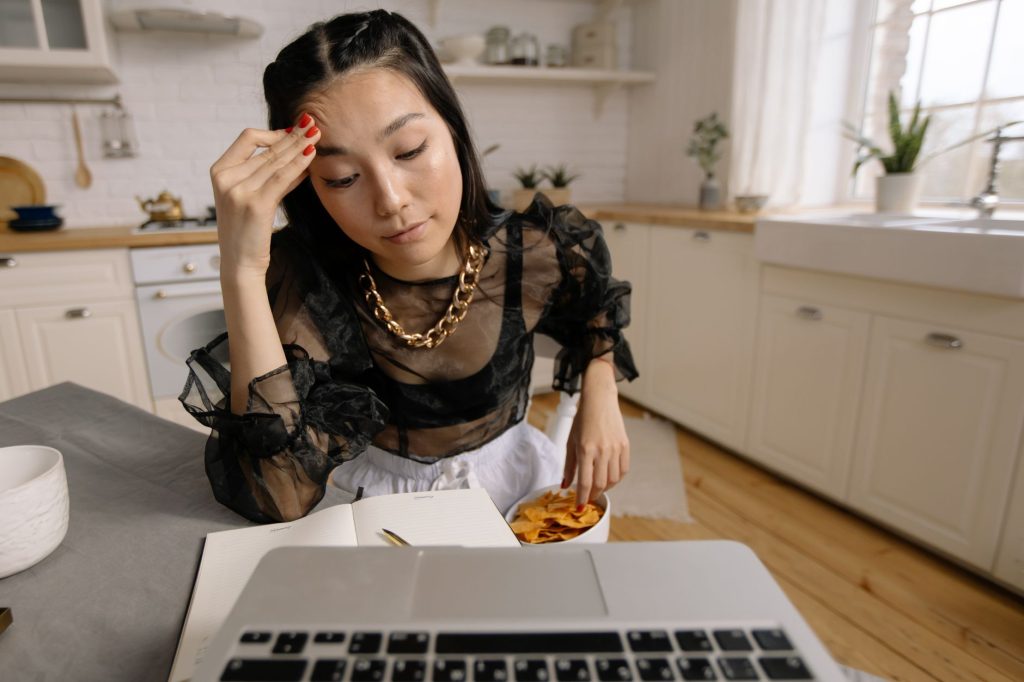 Une femme épuisée par la charge mentale dans sa cuisine en fin de journée
