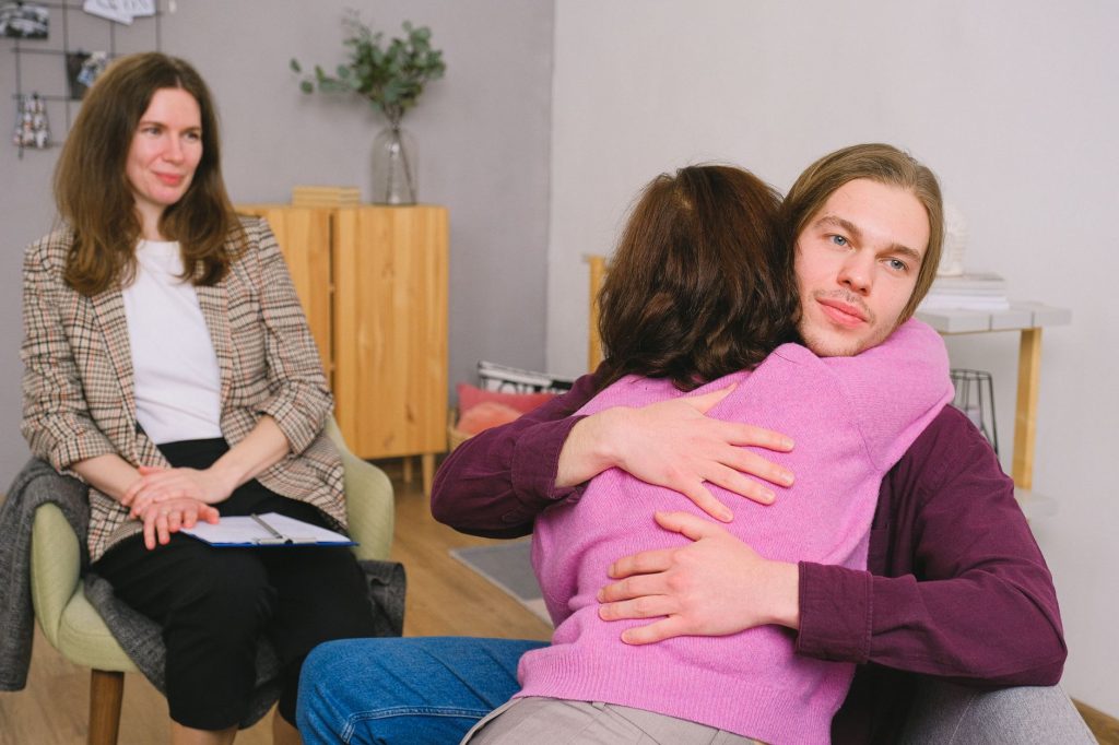 Un couple réconcilié qui se tient la main après une dispute