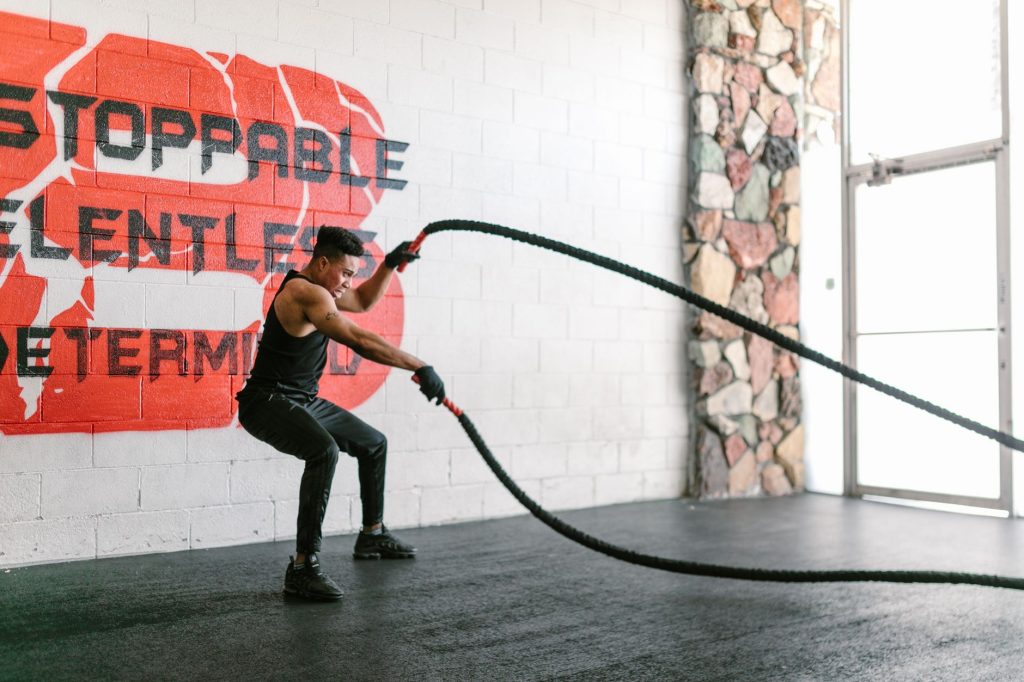 Entrainement fonctionnel intense en salle de CrossFit
