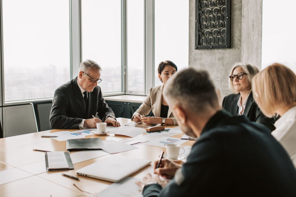Réunion en salle de conseil autour d'une grande table