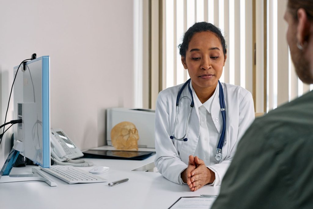 Consultation entre un medecin et un patient inquiet pour sa sante