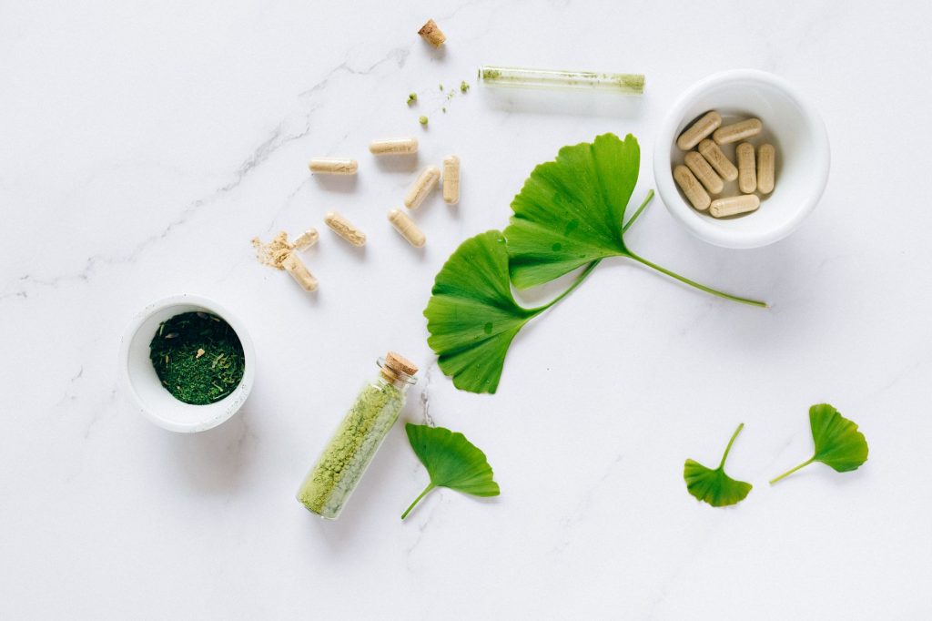 Plantes médicinales et préparations utilisées par un naturopathe, métier en N du secteur du bien-être