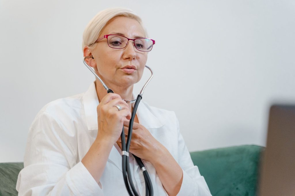 Consultation medicale, depistage cardiovasculaire chez une patiente