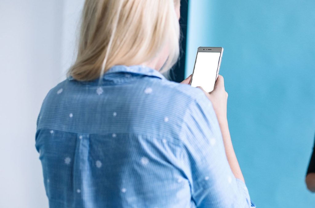 Femme consultant les reseaux sociaux sur son telephone