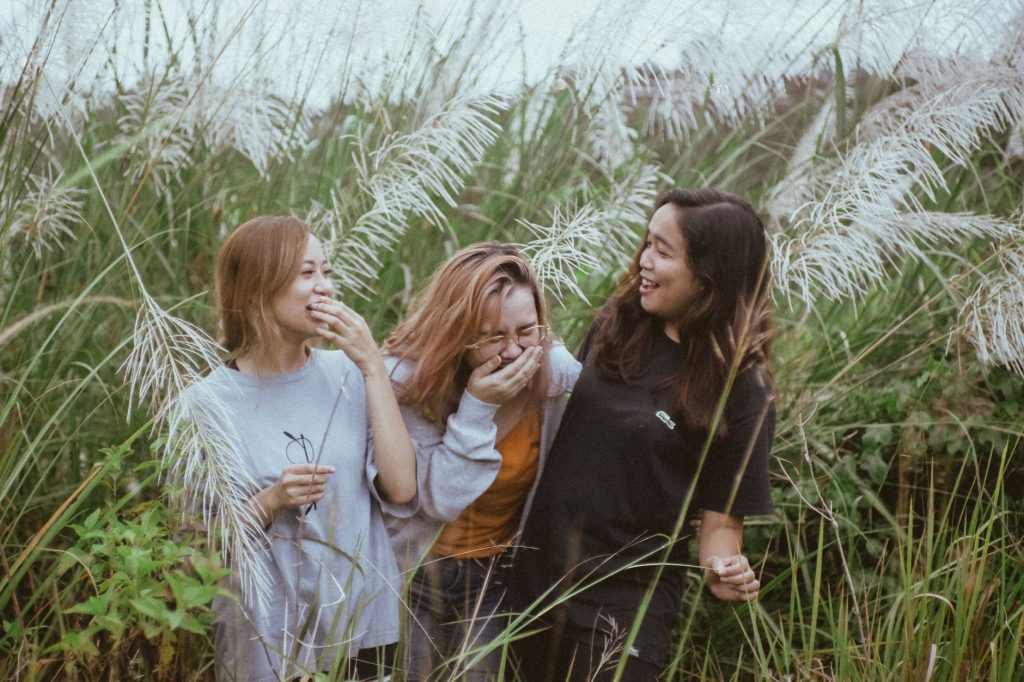 Groupe d'amis riant ensemble, illustrant l'amour amical et la cognition sociale
