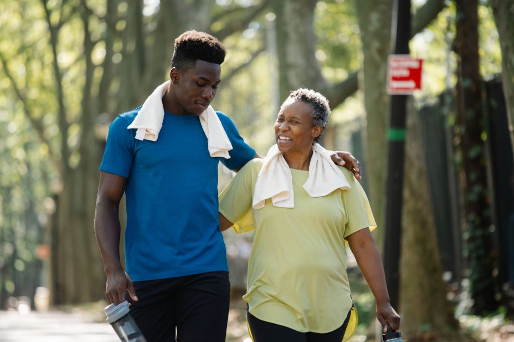 Mère et fils adolescent marchant côte à côte en extérieur