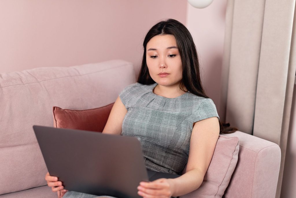 Personne concentrée travaillant sur un ordinateur portable dans un espace calme