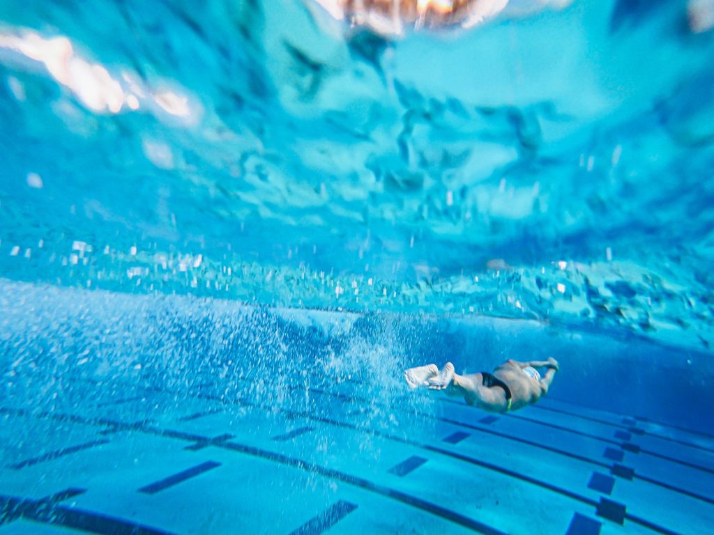 Nageur en pleine action lors d une epreuve de natation
