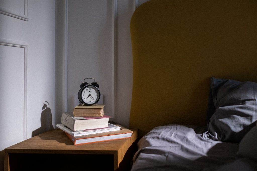 Réveil sur une table de nuit dans une chambre calme