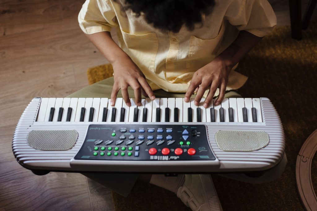 Un enfant apprend le piano, un instrument aux repères visuels clairs