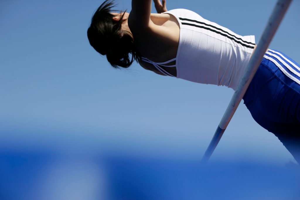 Saut en hauteur en compétition d'athlétisme féminin
