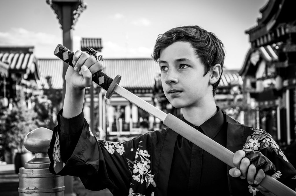 Pratiquant d'art martial japonais s'entraînant avec concentration