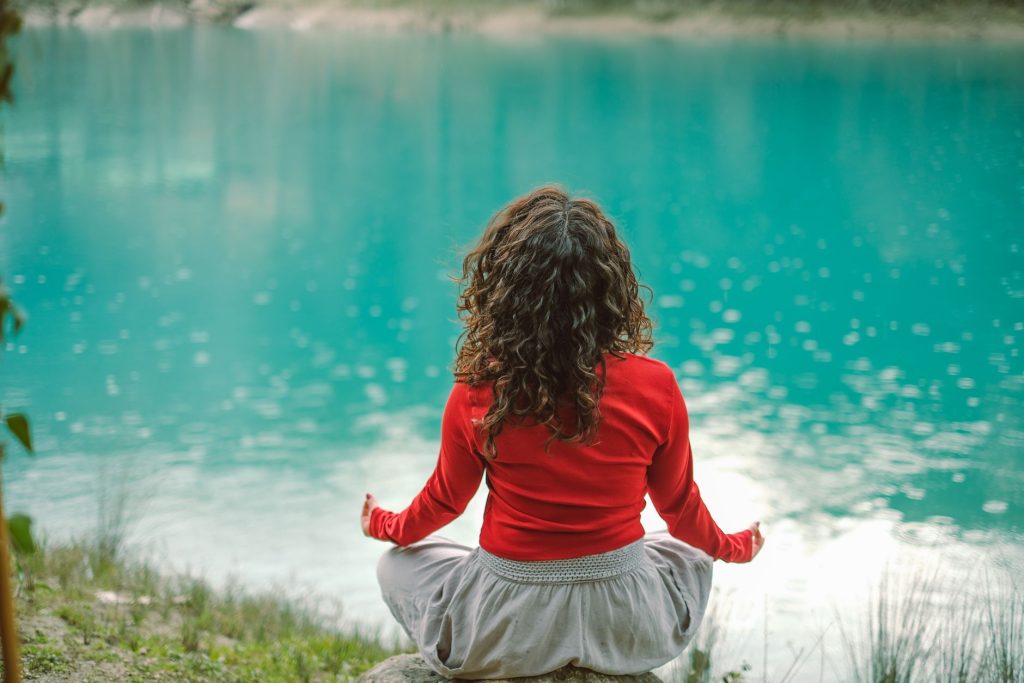 Personne pratiquant la pleine conscience en pleine nature