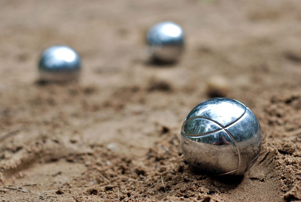 Partie de pétanque en plein air, l'un des sports en P les plus populaires en France