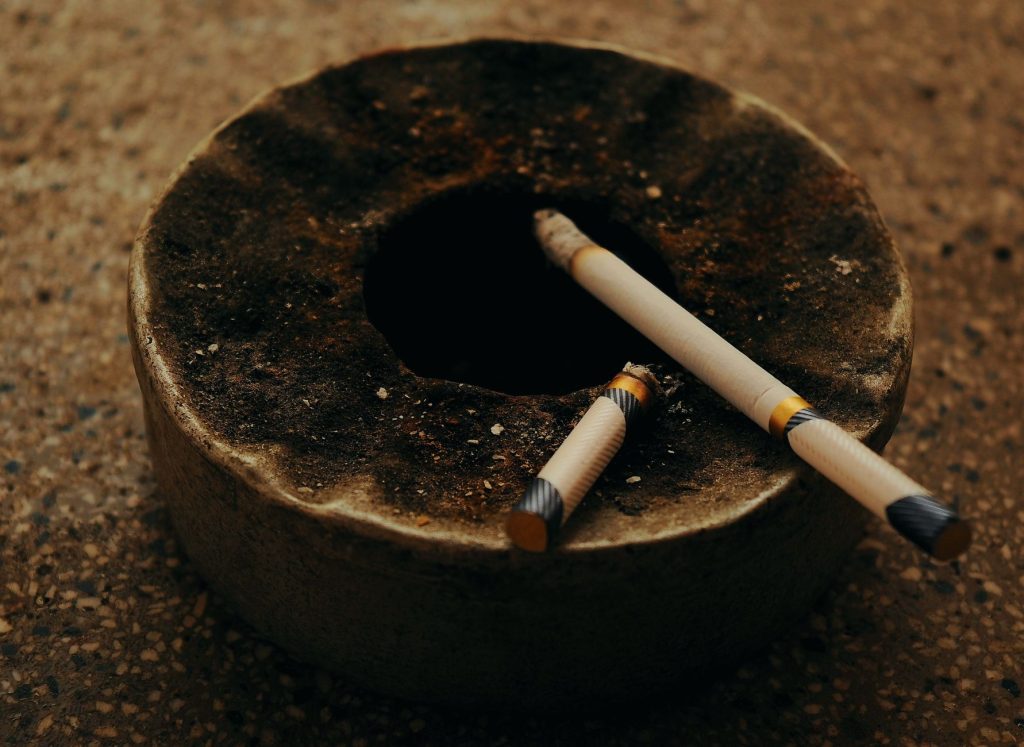Cigarette brisée symbolisant la décision d&rsquo;arrêter de fumer