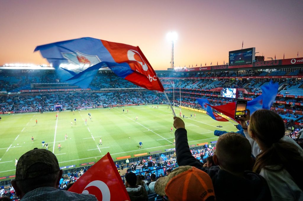 Une mêlée de rugby entre deux packs d’avants sur la pelouse