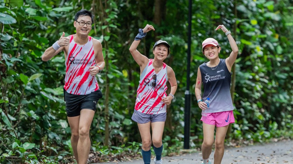 Groupe de coureurs s’entraînant ensemble en extérieur, exemple d’activité régulière propice aux rencontres