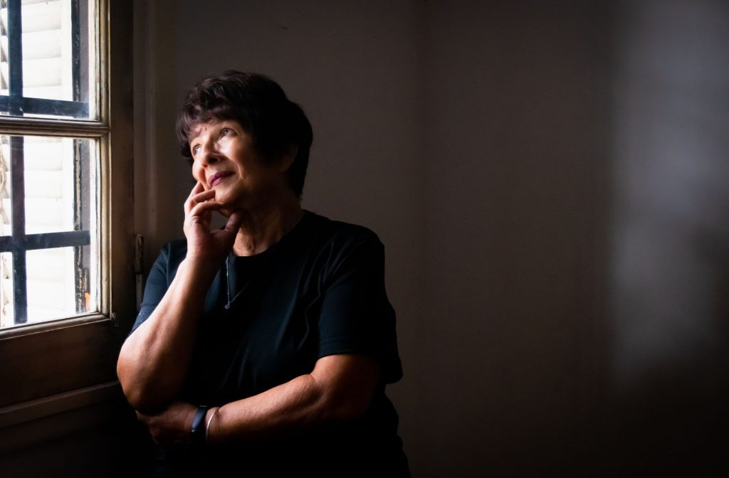 Femme pensive regardant par la fenêtre après une rupture
