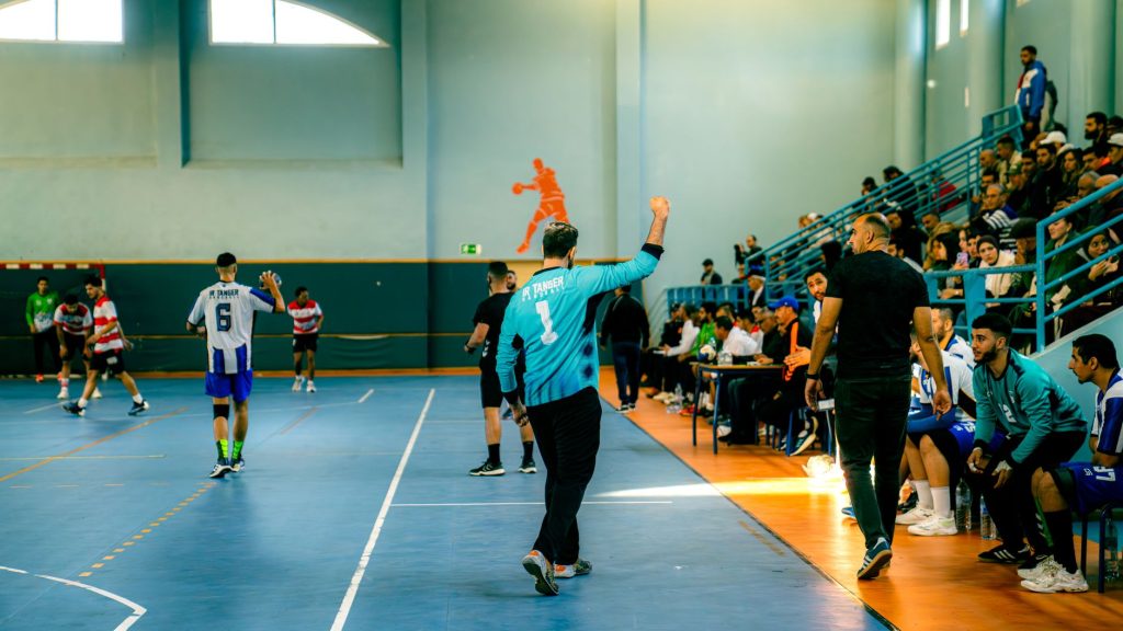 Jeunes joueurs de handball à l’entraînement en salle