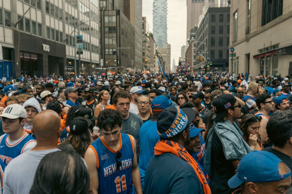 Supporters passionnés de basket-ball encourageant leur équipe