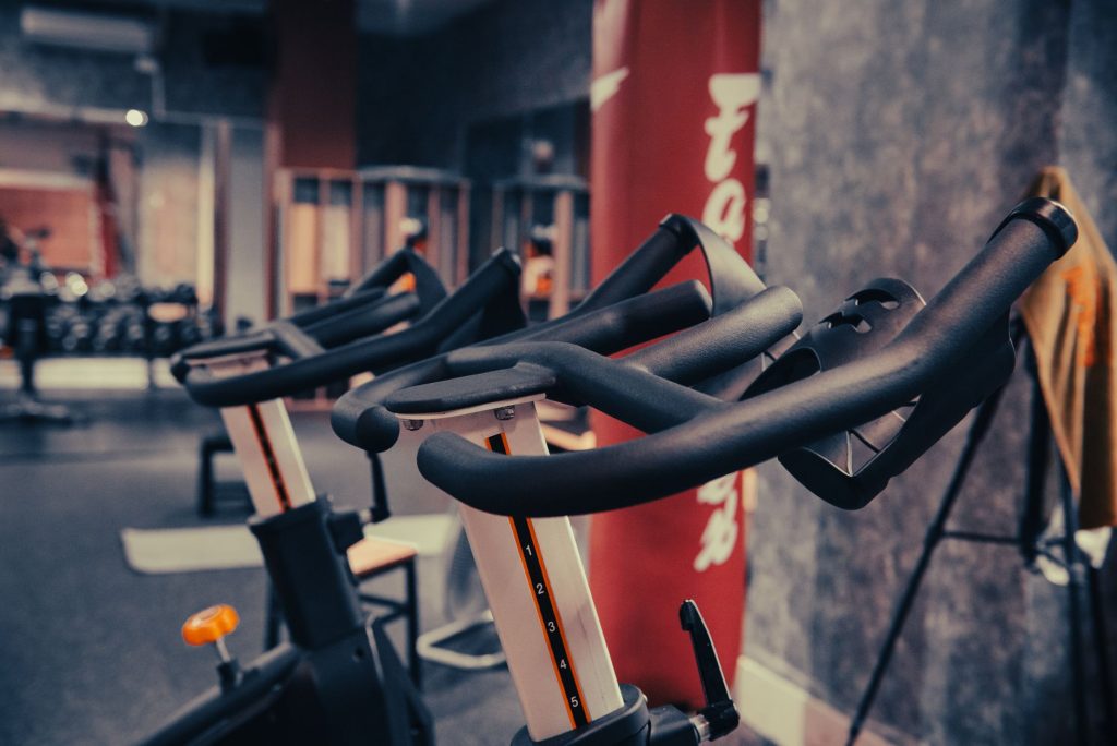 Séance de cyclisme indoor en salle de sport avec plusieurs pratiquants