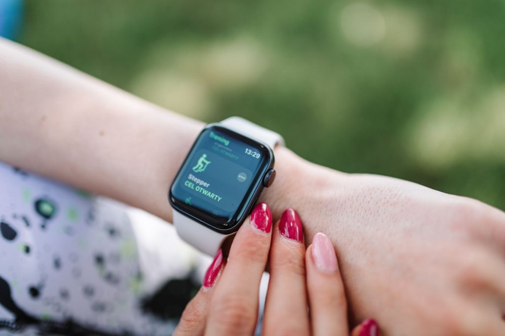 Montre connectee au poignet affichant le suivi des pas et du temps de marche
